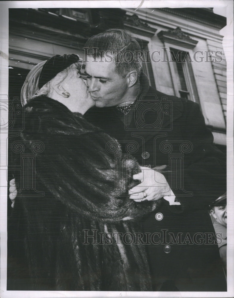 1957 Governor Kiss Mother Elma Williams - Historic Images