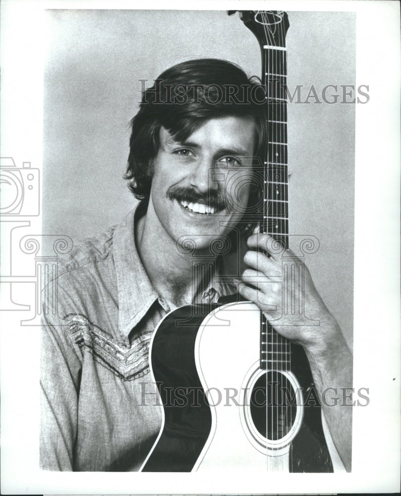 1971 Tom Chapin, ABC-TV, holding guitar - Historic Images