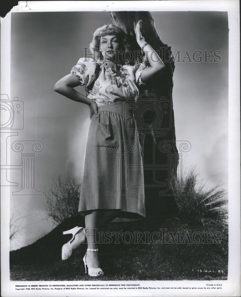 1948 Actress Ann Sothern pose by a tree - Historic Images