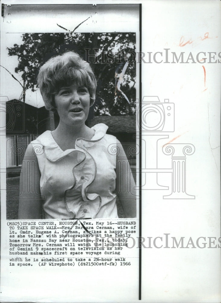 1966 Press Photo Pose Photographer Family Home Strikes - RRR76393 - Historic Images