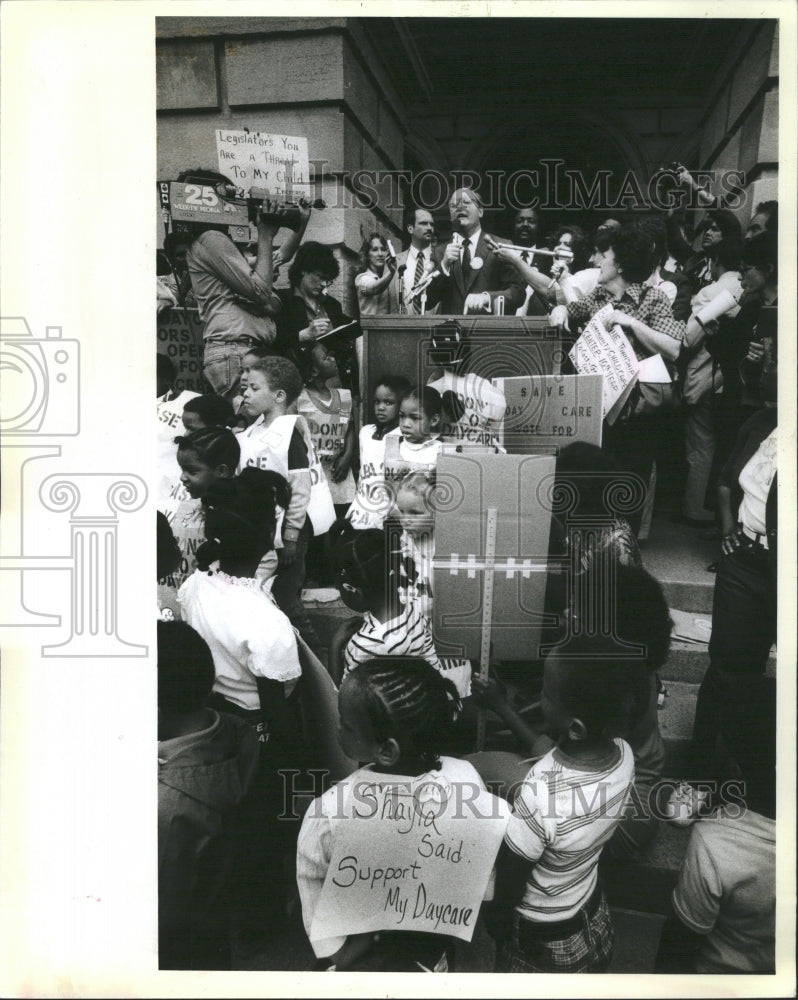 1983 Governor Speaks Over Protesters Steps - Historic Images