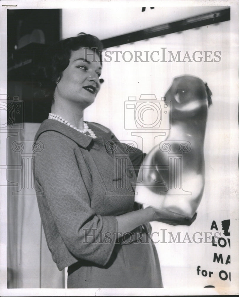 1958 Davy Beauty Admires Venus Scriptured - Historic Images