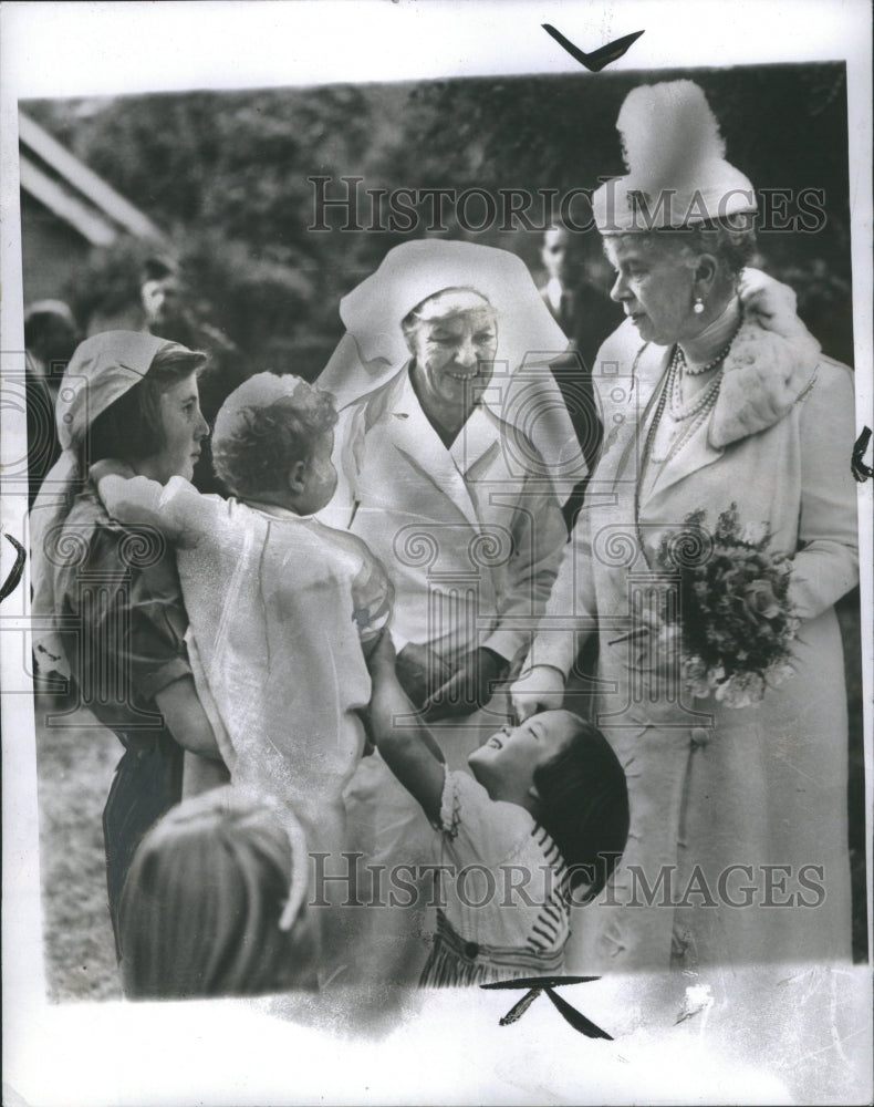 1941 Queen Mary visits children at the hosp - Historic Images