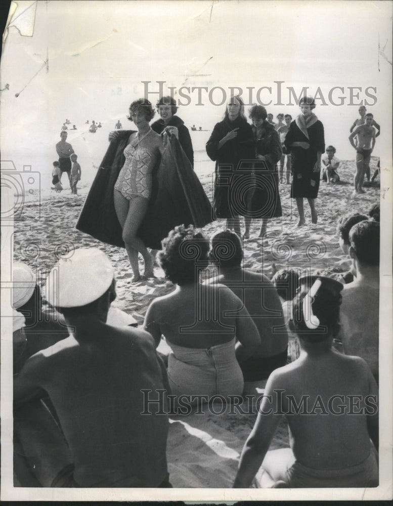 1958 Models display the latest fur collecti - Historic Images