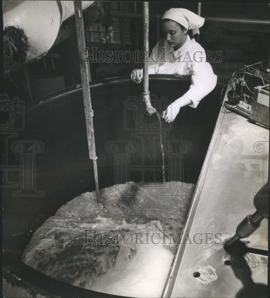1949 Lederle Laboratory worker testing Aure - Historic Images