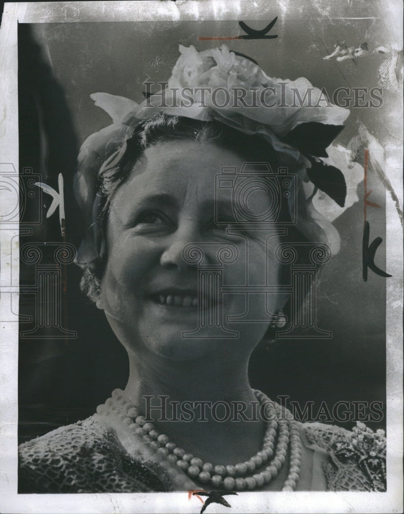 1954 Queen Mother Elizabeth - Historic Images