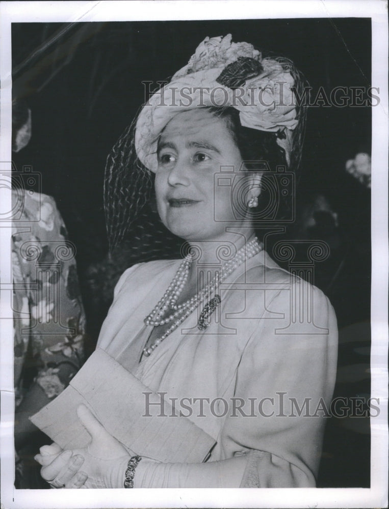 1947  Queen Elizabeth Bible Reading Fellow - Historic Images