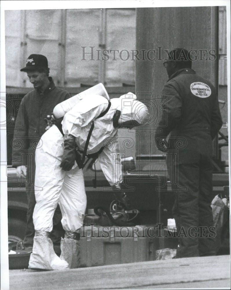 1988 Ditch Picking Fire Bud Chegar - Historic Images