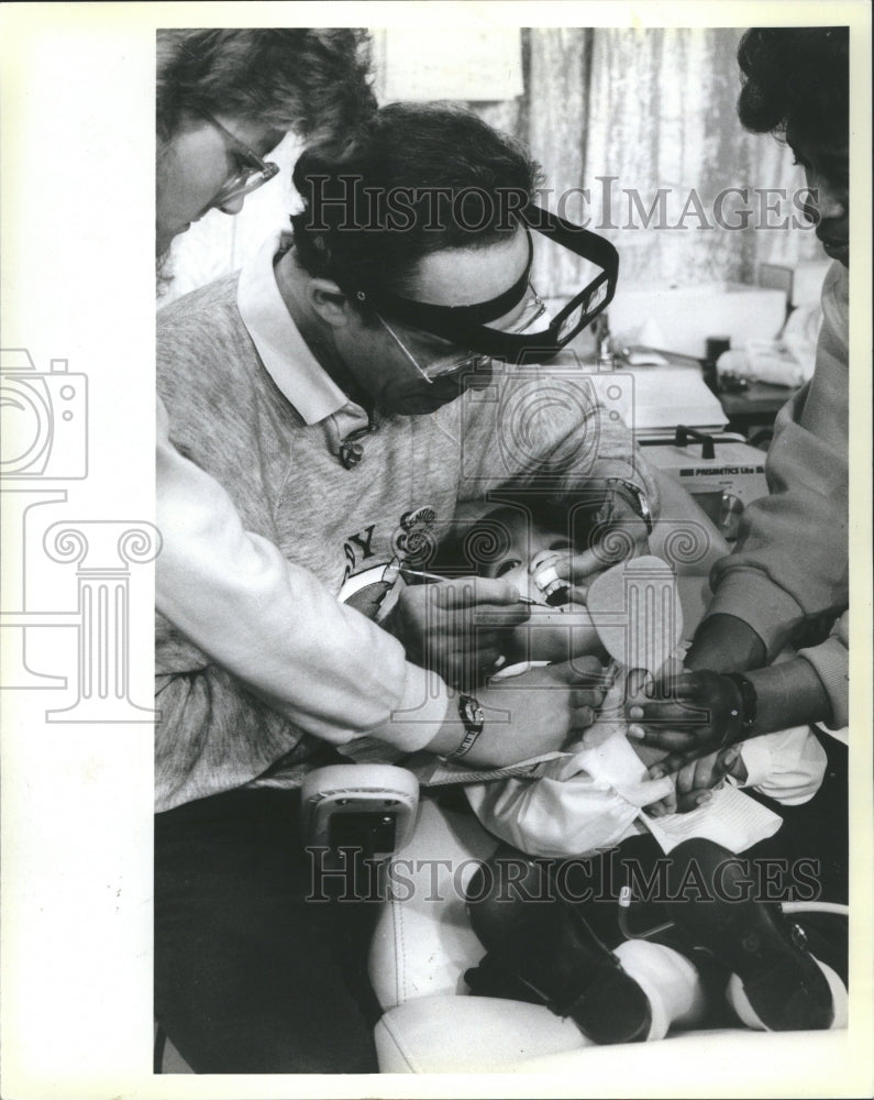 1987 Dentist treats toddler at Hilton - Historic Images