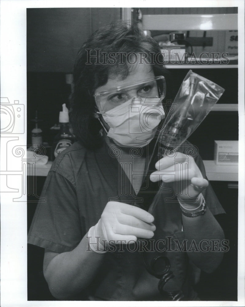 1992 Dentist take precaution avoids disease - Historic Images