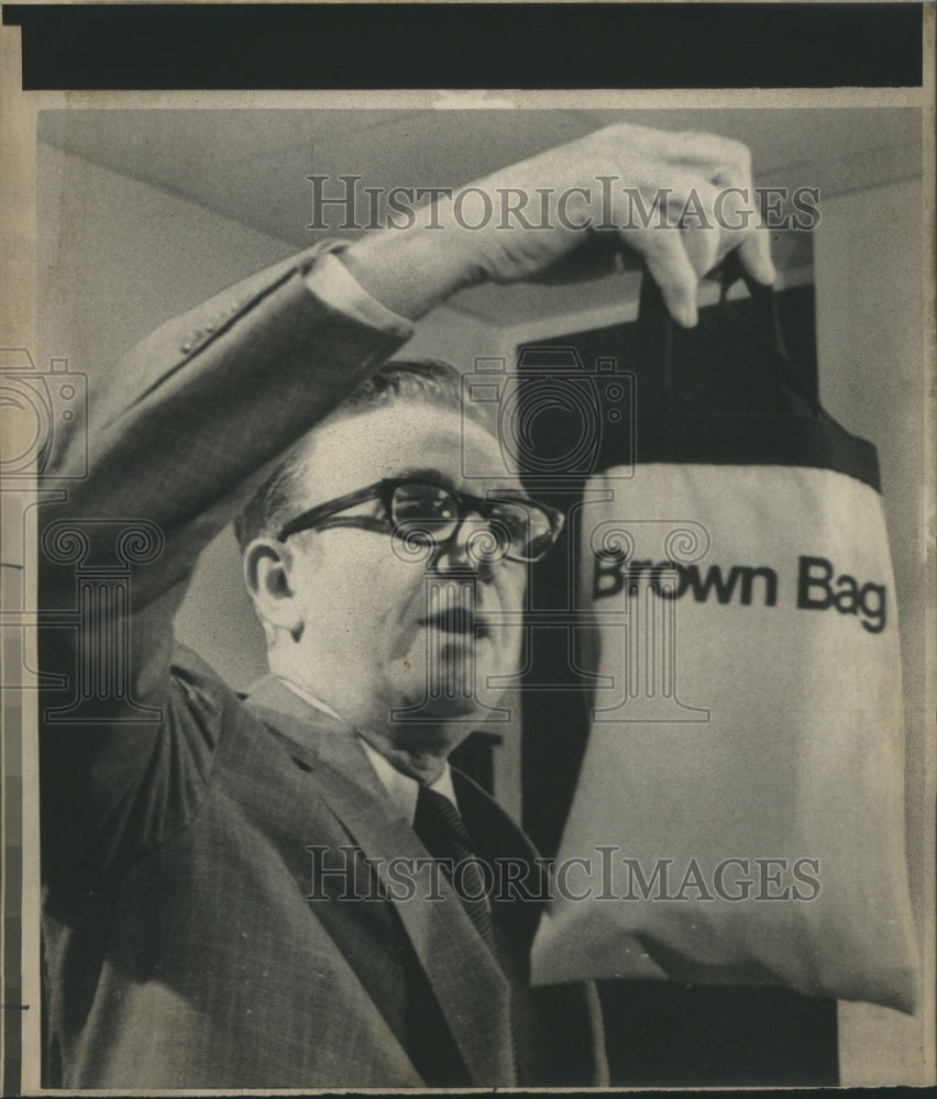 1975 Press Photo Dan Brock national airlines holds bag - RRR78535 - Historic Images