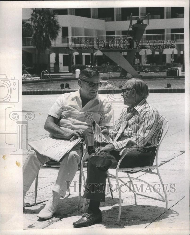 1972 Press Photo Democratics Talk Politics by the pool - Historic Images