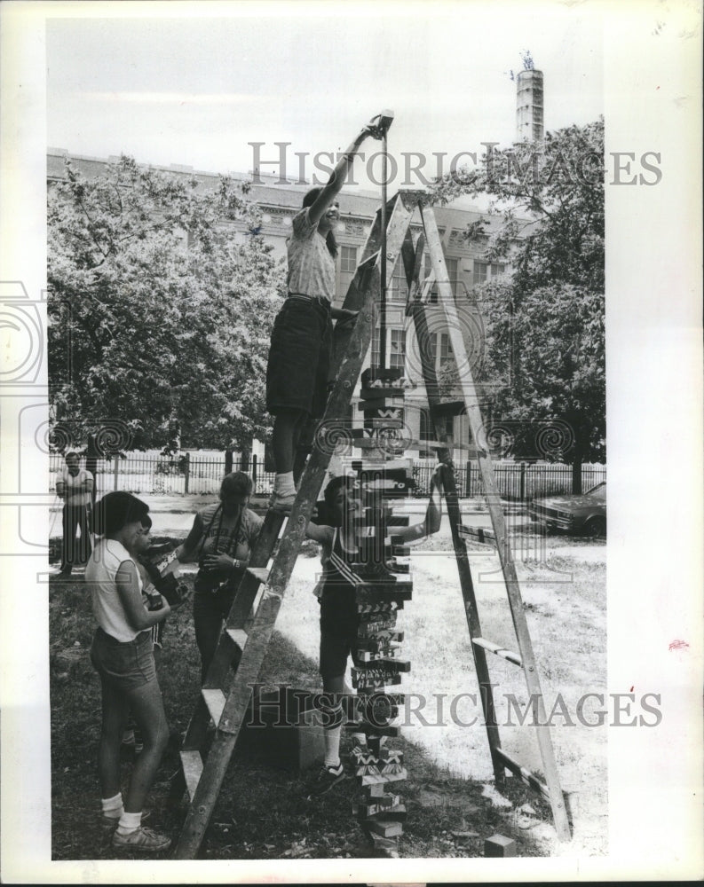 1983 Art Sculpture Totem Pole Environment - Historic Images