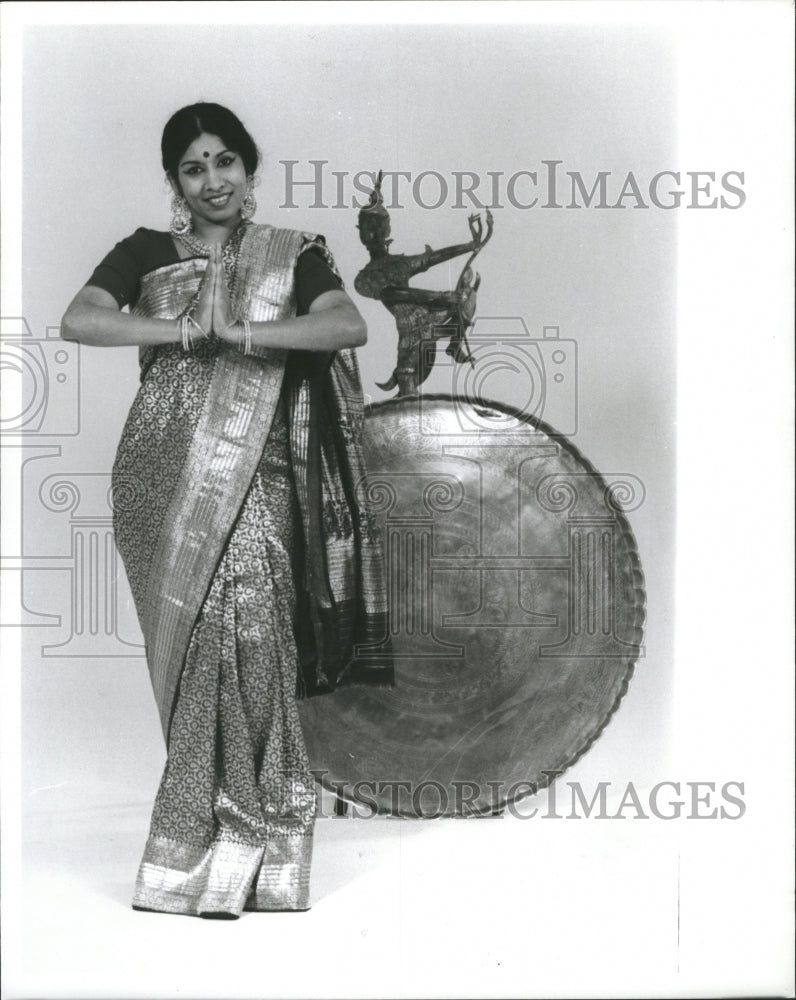 1996 Fashion Clothing India Woman Saree - Historic Images