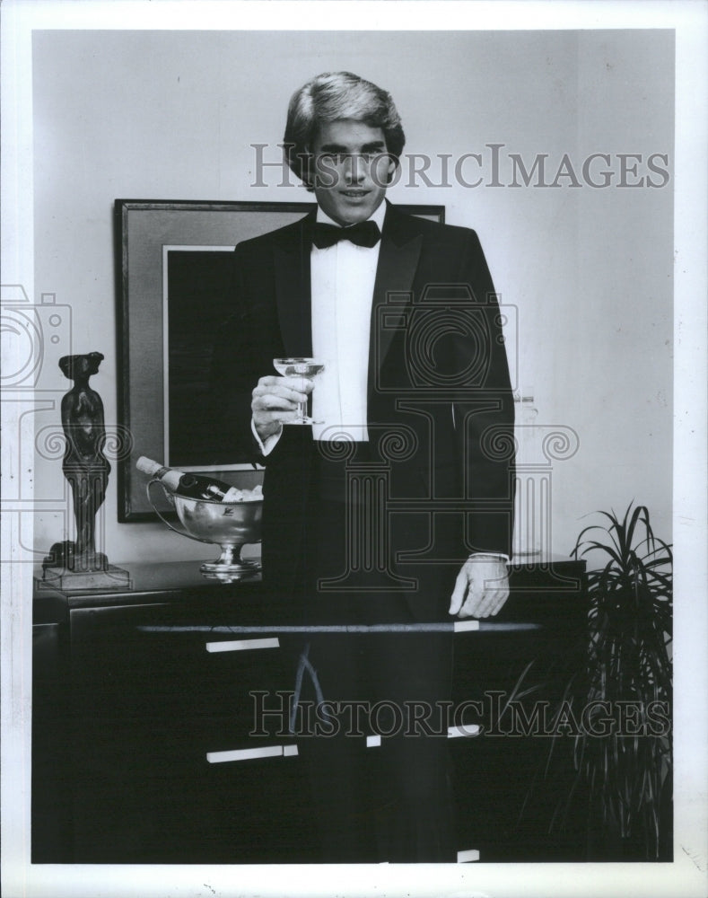 1986 Man Formal Suit Cocktail - Historic Images