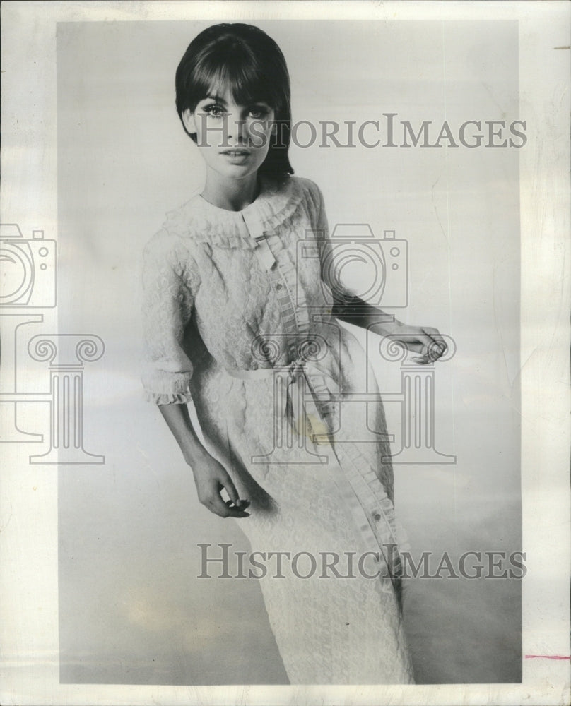 1964 Floor length robe with lace - Historic Images