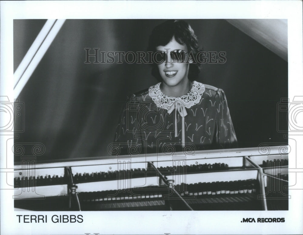 1982 Teresa Fay &quot;Terri&quot; Gibbs playin piano - Historic Images