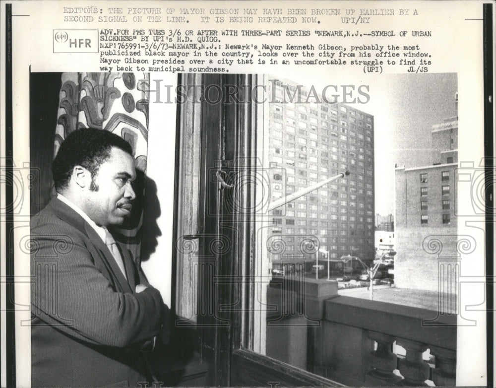 1973 Mayor Kenneth Gibson Office Window - Historic Images