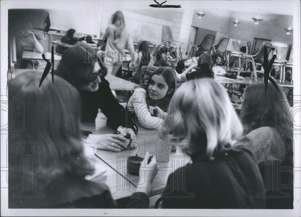 1970 Picture Girls Benches Canteen Drink Te - Historic Images