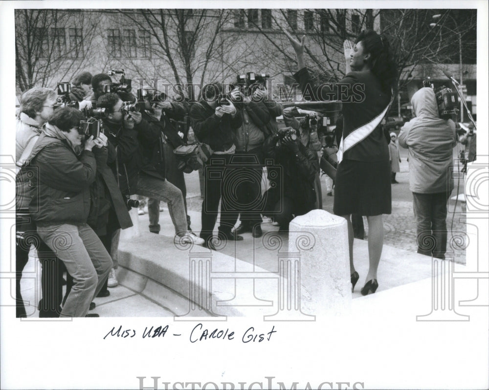 1990 Miss USA Carole Gist with press - Historic Images