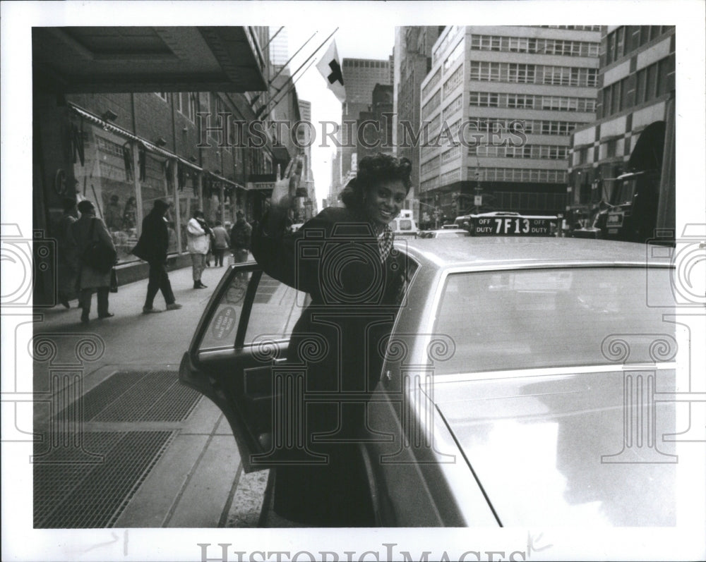 1990 Miss USA Carole Gist leaving on a cab - Historic Images