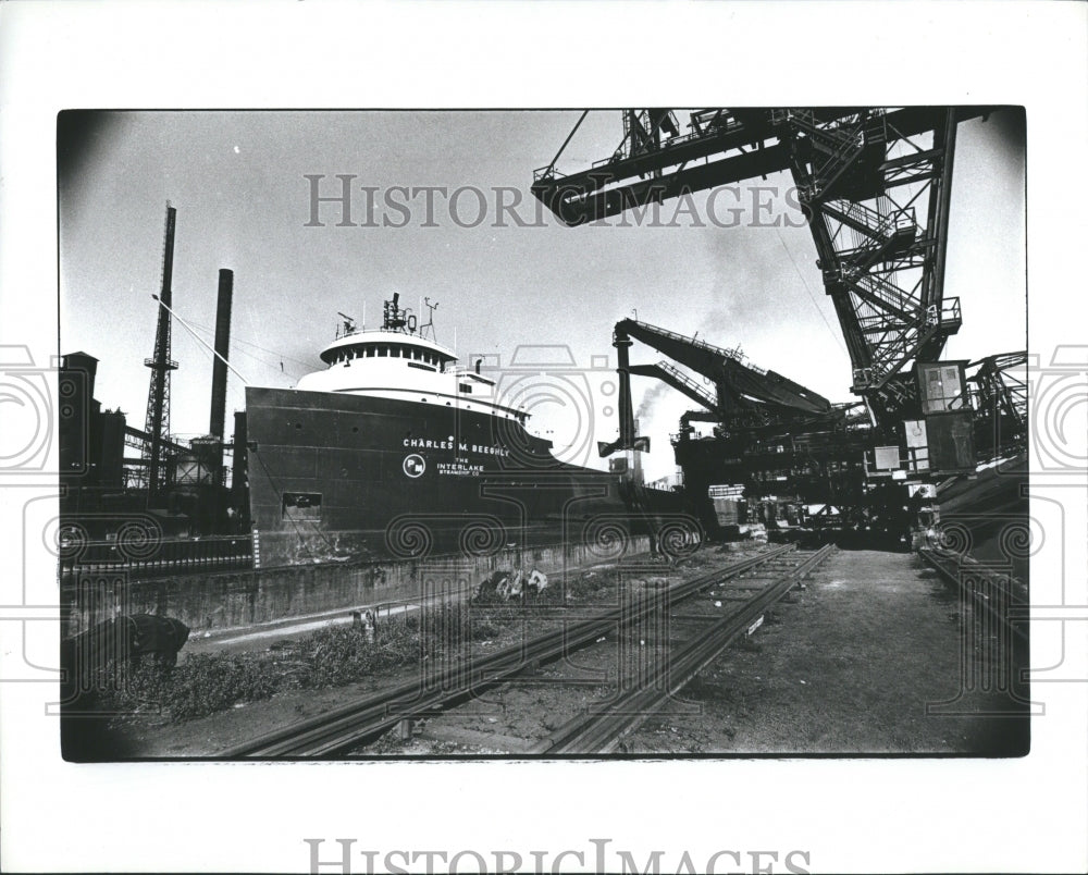 1979 SS Charles M. Beeghly unloading cargo - Historic Images