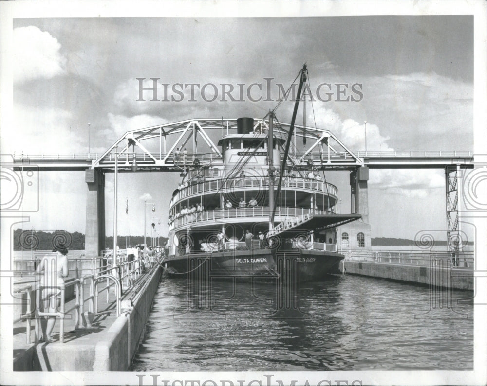 1959 Press Photo Delta Queen Ship water People - Historic Images