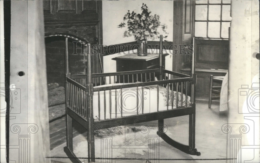 1934 George Washington&#39;s crib as a baby  - Historic Images