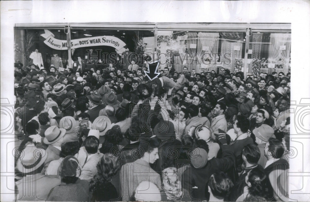 1954 Crowd swarm department store - Historic Images