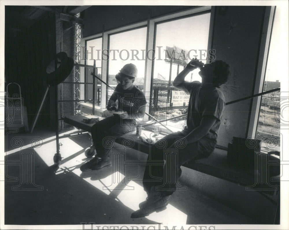 1987 Construction workers during lunch brea - Historic Images