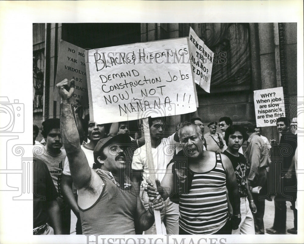 1983 Latino construction workers fighting - Historic Images