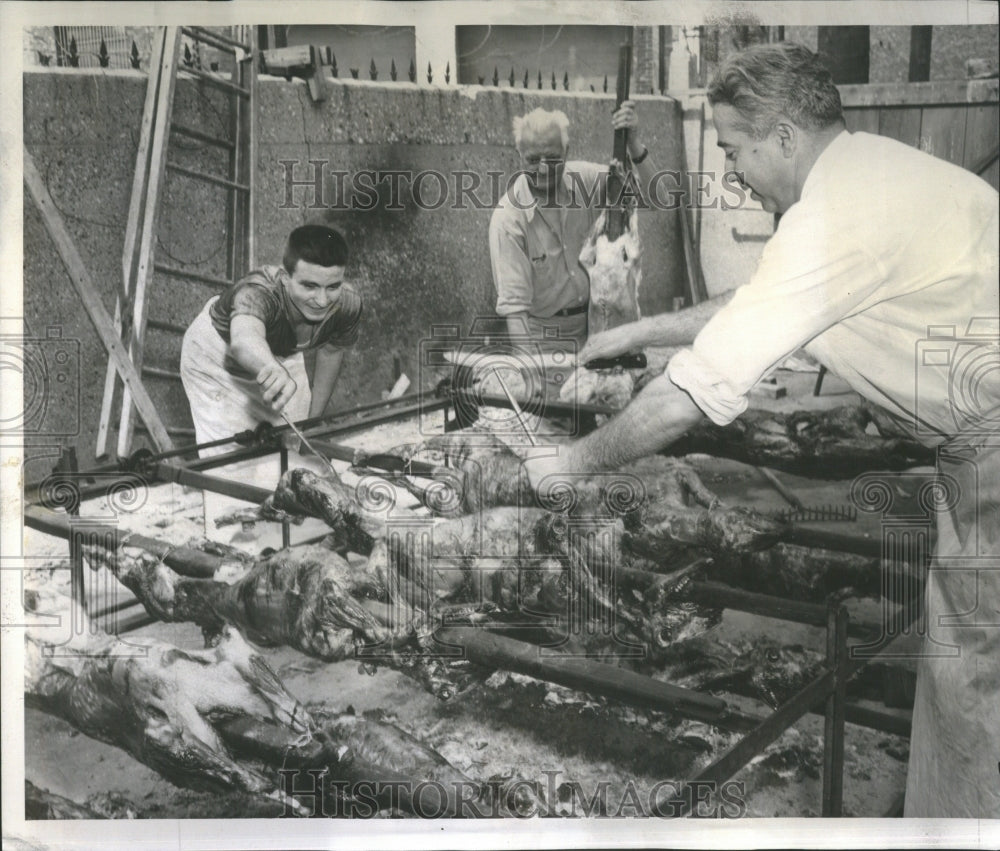 1959 Press Photo Host Peter Zizzias Gavis Sdrails Lamb - Historic Images