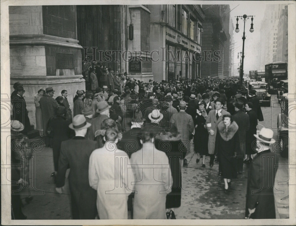  Pedestrians In Crowded Downtown Sidewalks - Historic Images