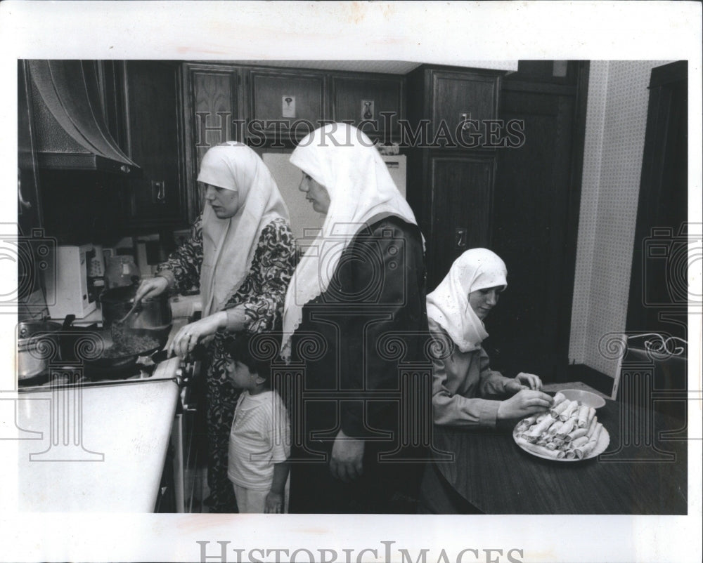 1991 Nada Amal Jarad Mother Cook Meal - Historic Images