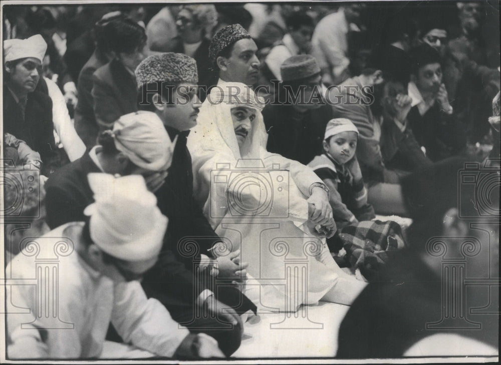 1974 Muslim prayer meeting totals 3,000  - Historic Images