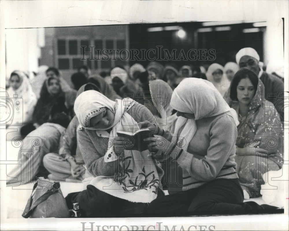 1976 Muslims - Historic Images