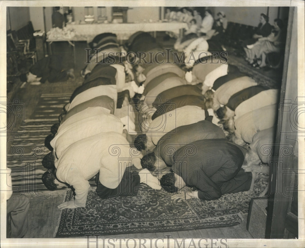 1956 Press Photo Muslims kneeling in prayer - Historic Images