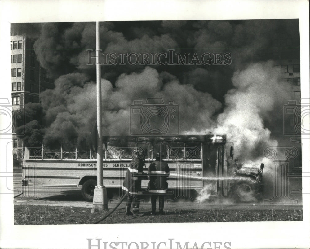 1989 Children Flee Burning Bus Lake Shore - Historic Images