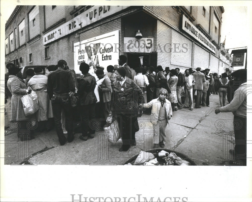 1983 Wallace Davis Jr Alderman Food Giveawa - Historic Images