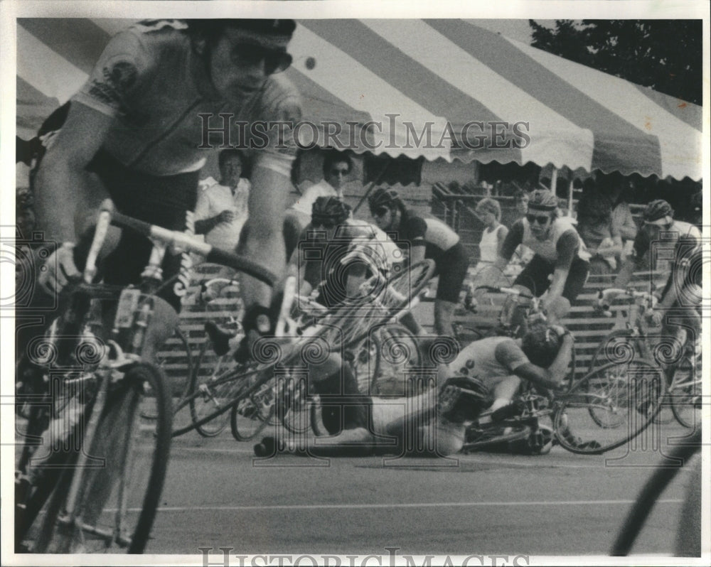 1985 Two Riders 15th Lap Mayors Bike Race - Historic Images