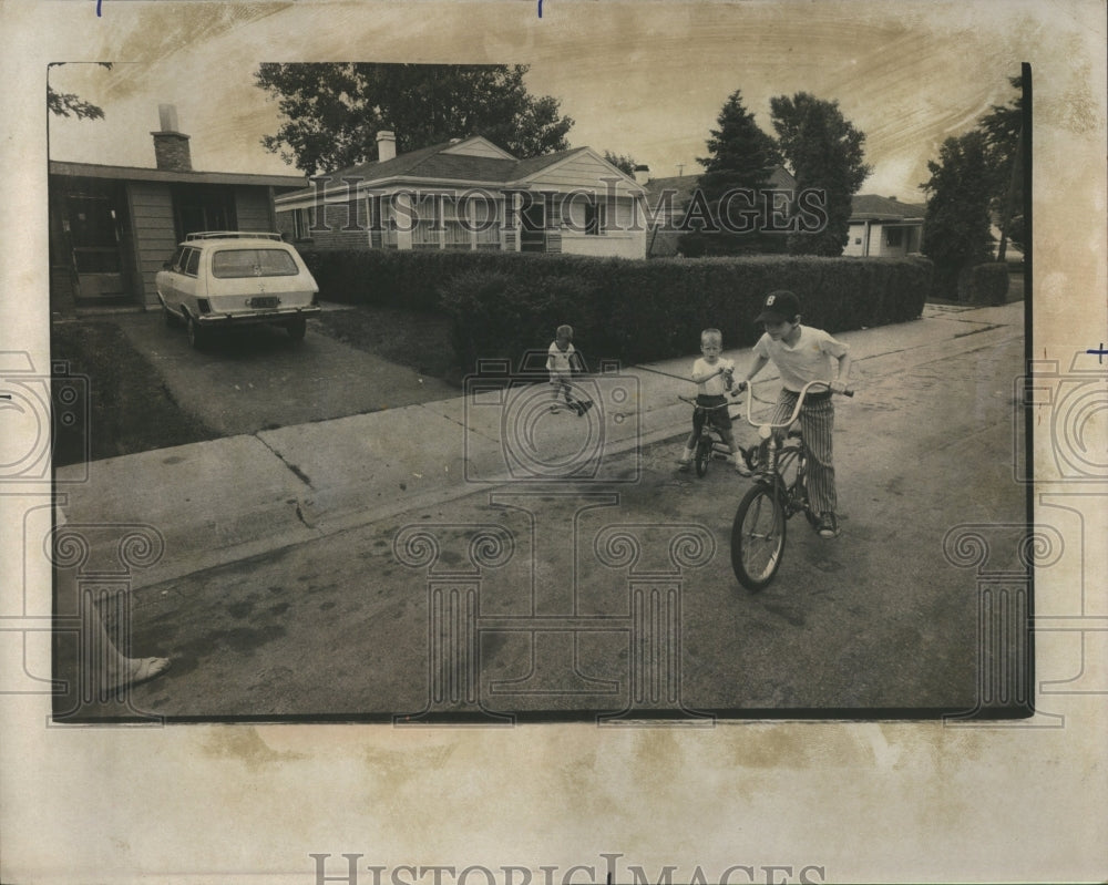 1975 Press Photo Ashburn tot, Karen Ryon Scottsdale Par - Historic Images