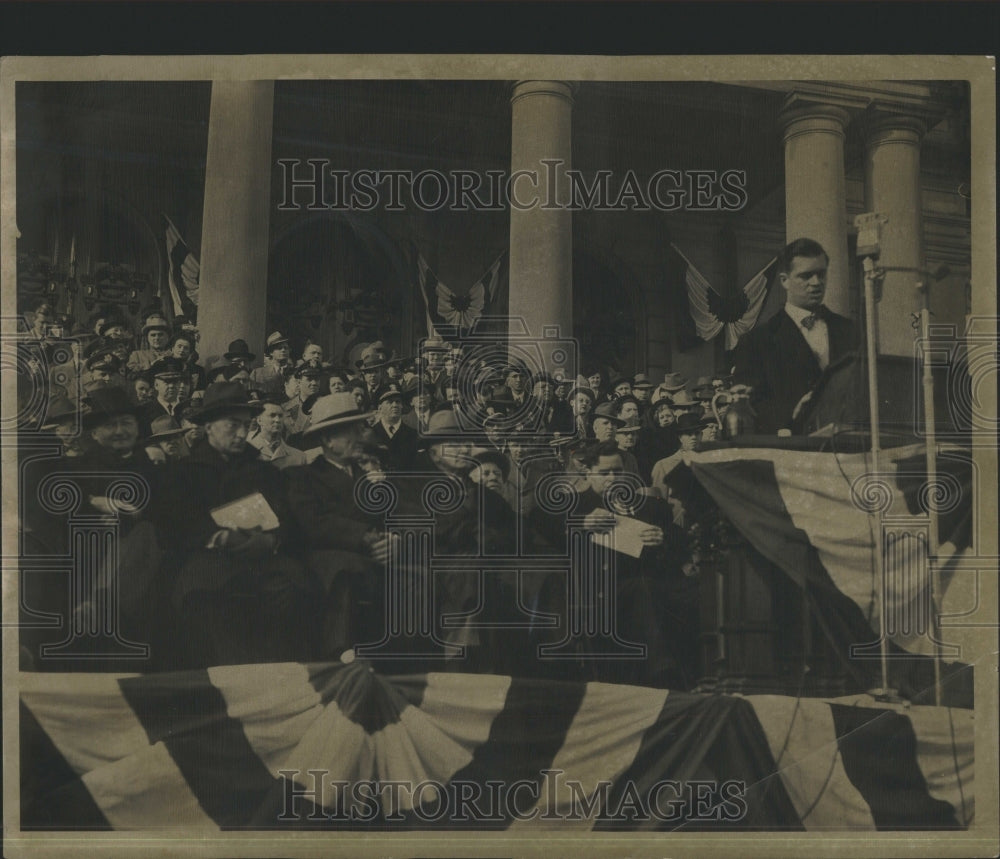 1949 Gov. Williams address the crowd - Historic Images