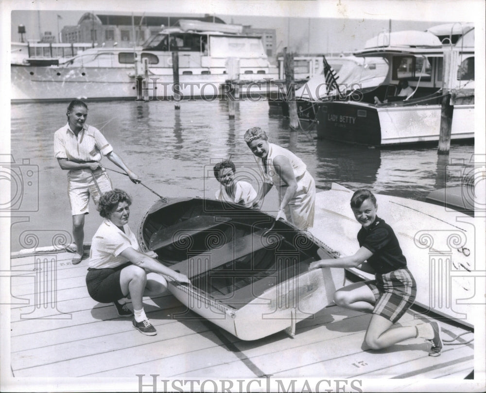 1959 Girl Crew Ventours Lower Dighty Boat - Historic Images
