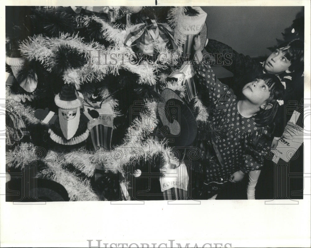 1986 Christmas Tree - Historic Images
