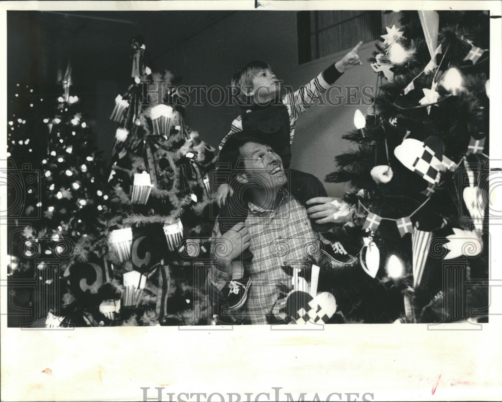 1986 Christmas Time - Historic Images