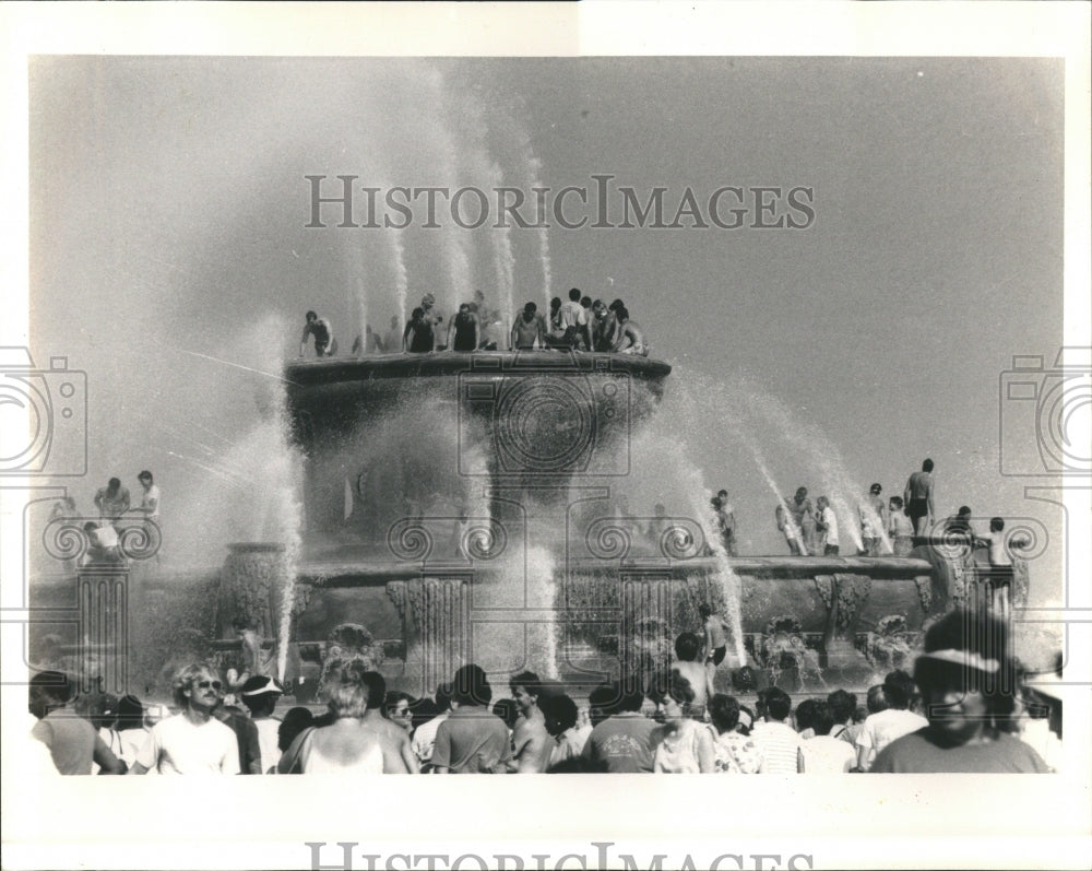 1986 Cool off in Buckingham fountain - Historic Images