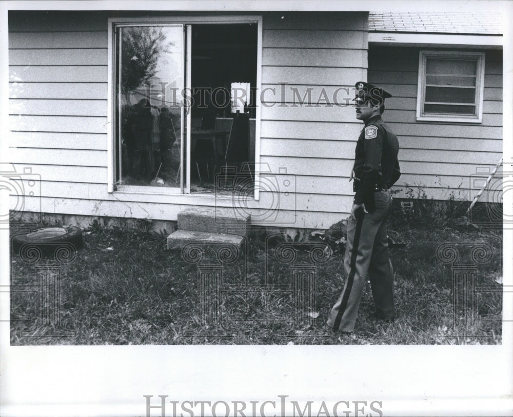 1978 State police at home of shoot out. - Historic Images