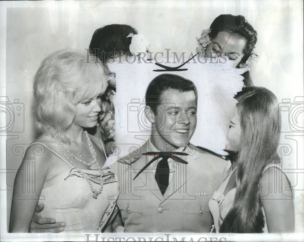 1965 Steve Harmon surrounded by females - Historic Images