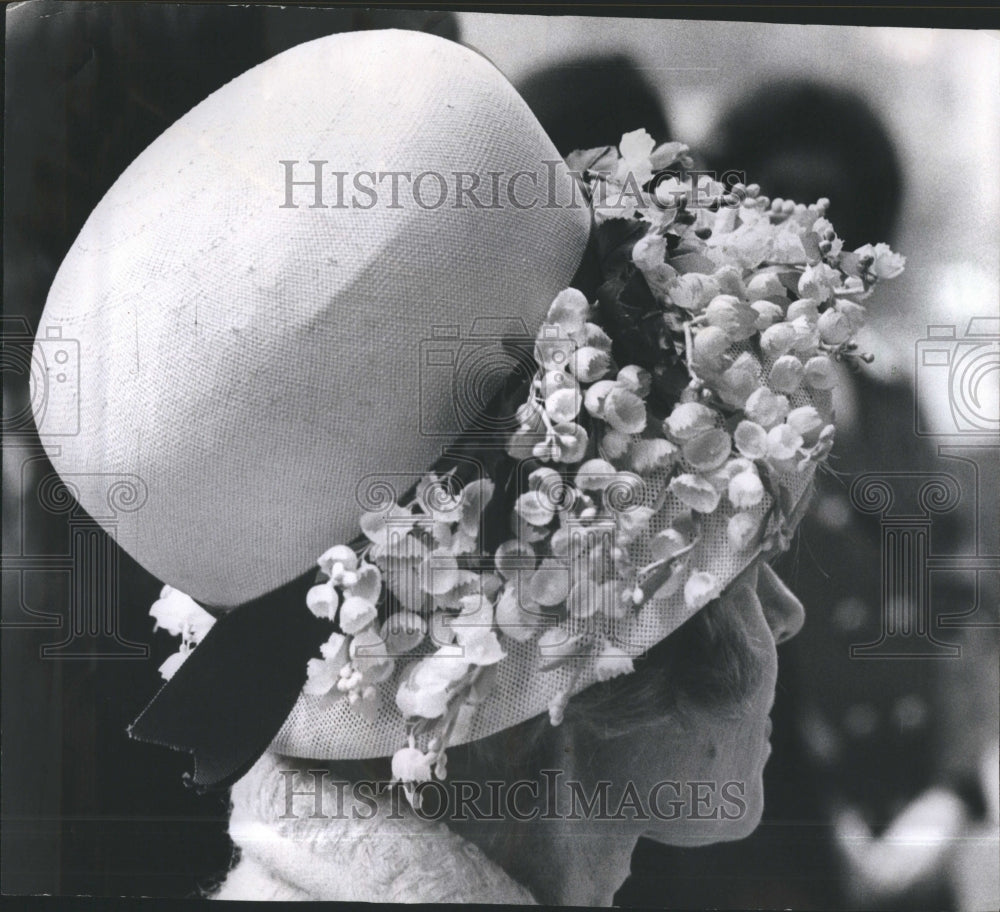 1967 Ladies wide-brim lilly hat in Parade - Historic Images