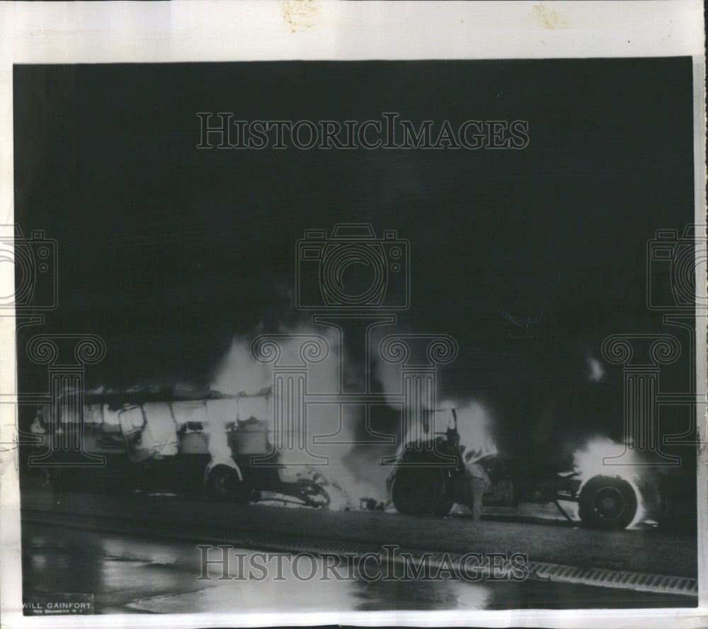 1959 Press Photo College Bus Tank Truck Fiery Accident - Historic Images
